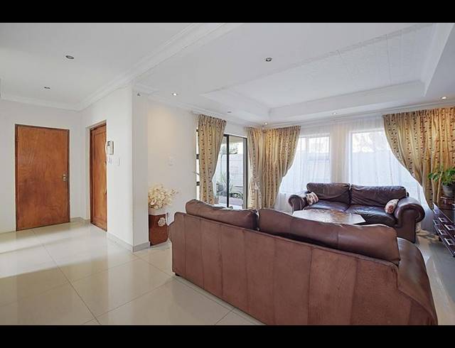 5 BEDROOM HOUSE FOR SALE IN PARKLANDS